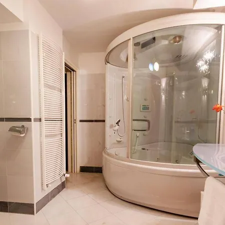 Willa Paradise-sleeps 20-pool-sea Views-pets Ospedaletti